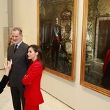 Los Reyes Felipe y Letizia escuchan a Annie Leibovitz ante sus retratos en el Banco de España