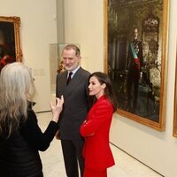 Los Reyes Felipe y Letizia escuchan a Annie Leibovitz ante sus retratos en el Banco de España