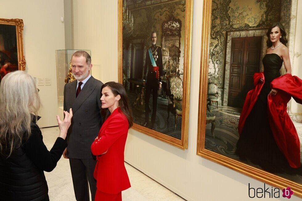 Los Reyes Felipe y Letizia escuchan a Annie Leibovitz ante sus retratos en el Banco de España