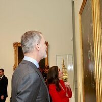 Los Reyes Felipe y Letizia mirando los retratos realizados por Annie Leibovitz para el Banco de España