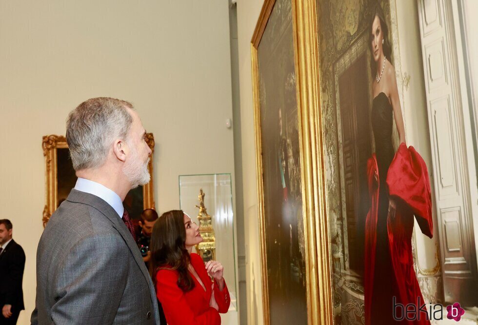 Los Reyes Felipe y Letizia mirando los retratos realizados por Annie Leibovitz para el Banco de España