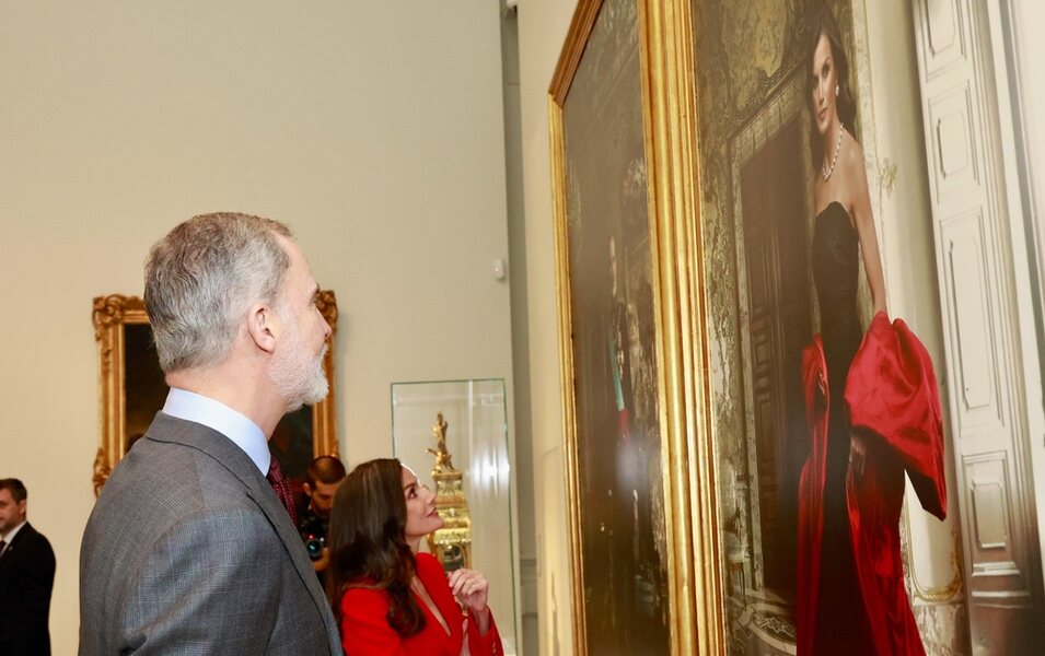 Los Reyes Felipe y Letizia mirando los retratos realizados por Annie Leibovitz para el Banco de España