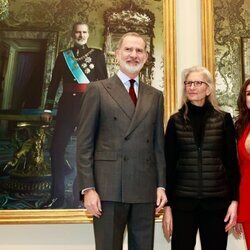 Los Reyes Felipe y Letizia y Annie Leibovitz ante sus retratos en el Banco de España