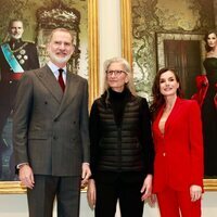 Los Reyes Felipe y Letizia y Annie Leibovitz ante sus retratos en el Banco de España