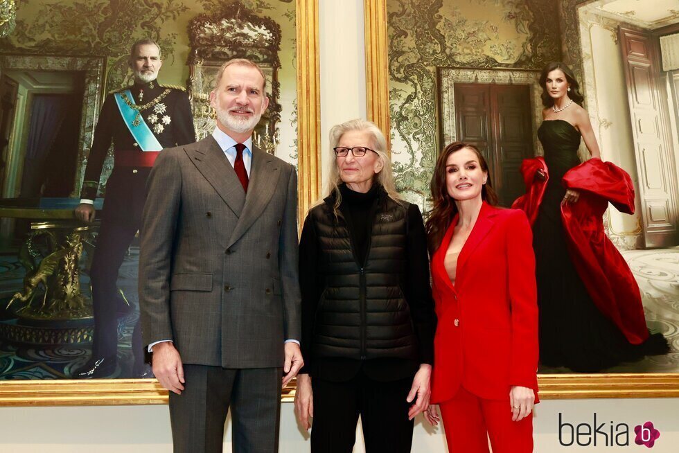 Los Reyes Felipe y Letizia y Annie Leibovitz ante sus retratos en el Banco de España