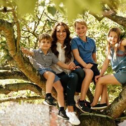 Kate Middleton y sus hijos George, Charlotte y Louis, subidos a un árbol en Norfolk