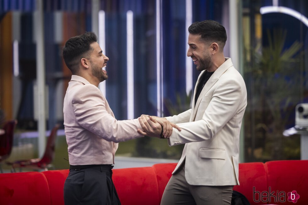 Miguel Frigenti y su novio Nua en la gala 7 de 'GH DÚO 3'