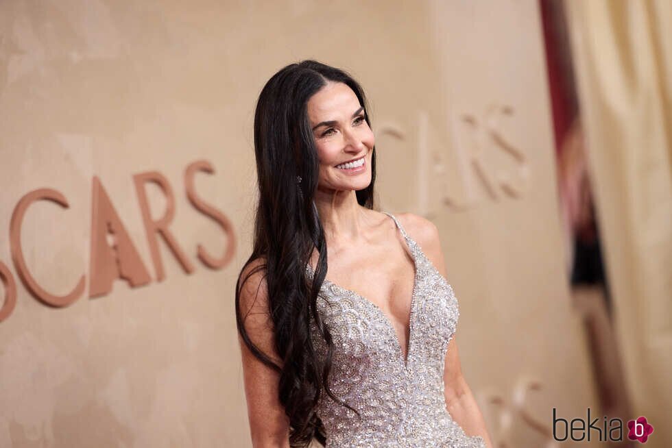 Demi Moore en la alfombra roja de los Oscars 2025