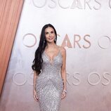 Demi Moore posando en la alfombra roja de los Oscars 2025