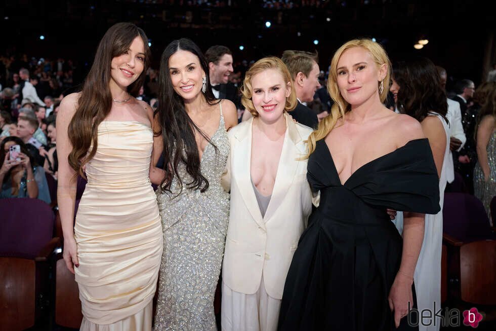 Demi Moore y sus hijas en los Oscars 2025