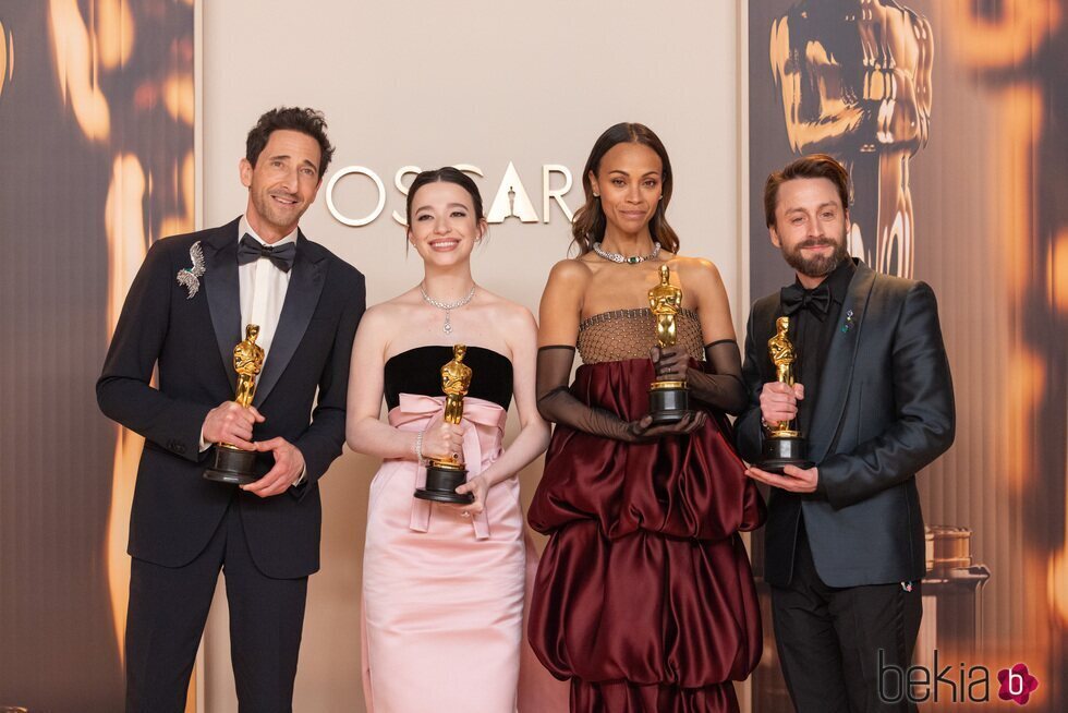 Adrien Brody, Mikey Madison, Zoe Saldaña y Kieran Culkin con sus Oscars en los Oscars 2025