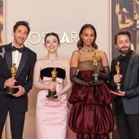 Adrien Brody, Mikey Madison, Zoe Saldaña y Kieran Culkin con sus Oscars en los Oscars 2025