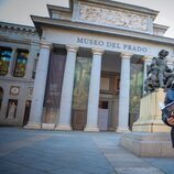 Javier Sierra ante el Museo del Prado