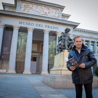 Javier Sierra ante el Museo del Prado