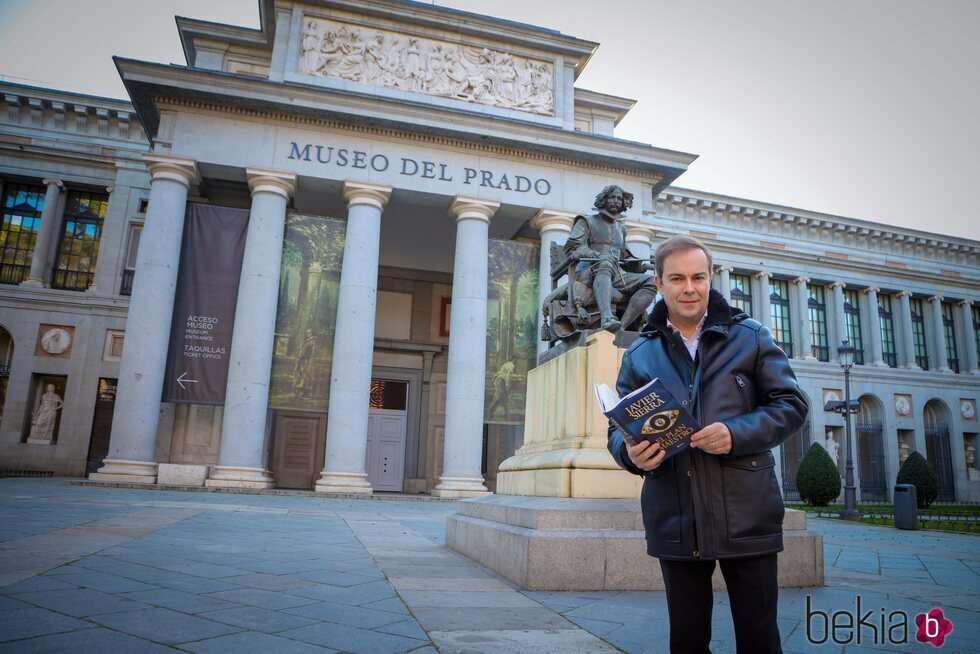 Javier Sierra ante el Museo del Prado