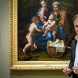 Javier Sierra con 'La Perla' de Rafael en el Museo del Prado