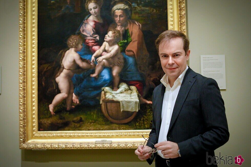 Javier Sierra con 'La Perla' de Rafael en el Museo del Prado