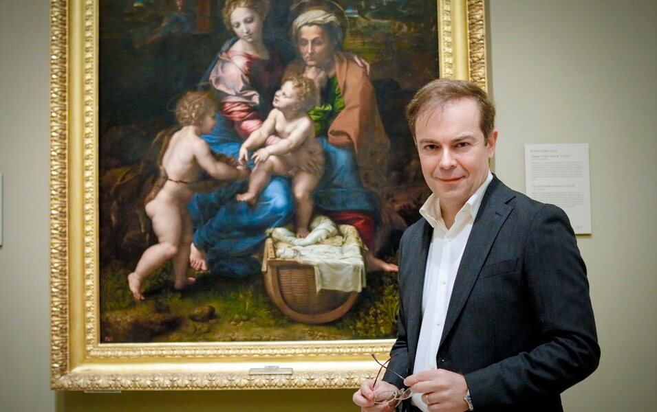 Javier Sierra con 'La Perla' de Rafael en el Museo del Prado