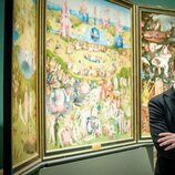 Javier Sierra con 'El Jardín de las delicias' de El Bosco en el Museo del Prado