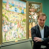 Javier Sierra con 'El Jardín de las delicias' de El Bosco en el Museo del Prado