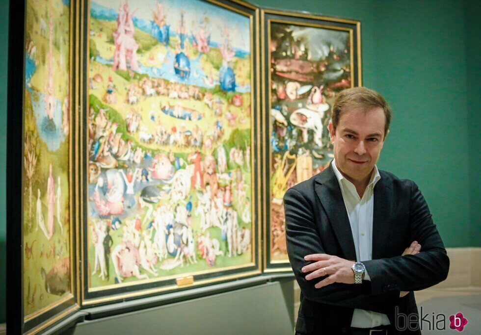 Javier Sierra con 'El Jardín de las delicias' de El Bosco en el Museo del Prado