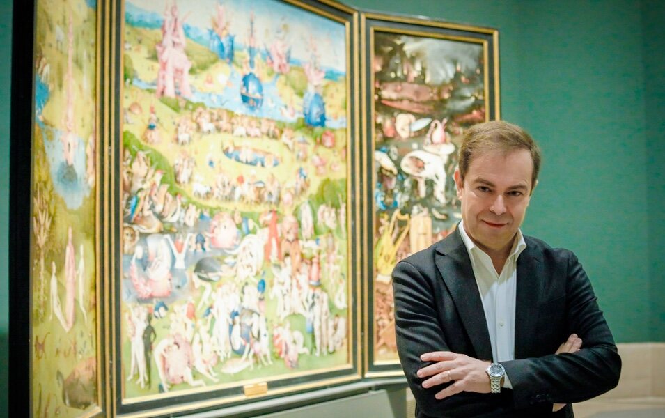 Javier Sierra con 'The Garden of the Delicias' de El Bosco en el Museo del Prado