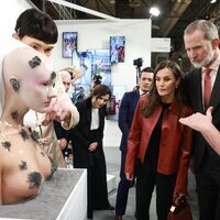 Los Reyes Felipe y Letizia, Isabel Díaz Ayuso y Nacho Gay ante la obra de Filip Custic en ARCO 2025