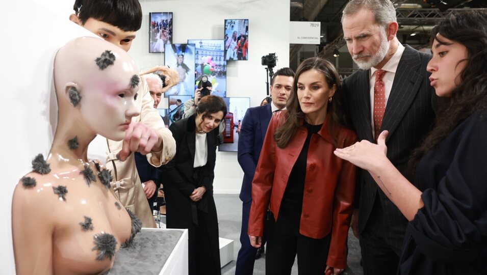 Los Reyes Felipe y Letizia, Isabel Díaz Ayuso y Nacho Gay ante la obra de Filip Custic en ARCO 2025