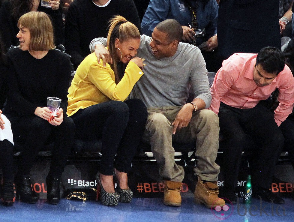 Beyoncé y Jay Z, muy enamorados en un partido de baloncesto