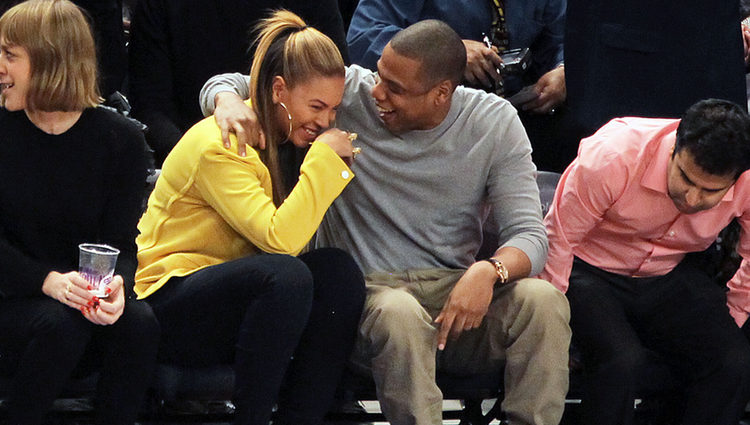 Beyoncé y Jay Z, muy enamorados en un partido de baloncesto