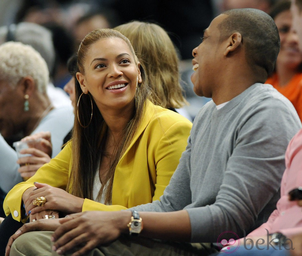 Beyoncé y Jay Z en un partido de baloncesto