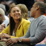 Beyoncé y Jay Z en un partido de baloncesto