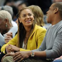 Beyoncé y Jay Z en un partido de baloncesto