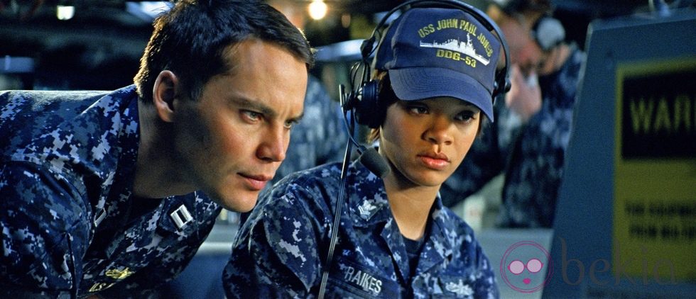 Taylor Kitsch y Rihanna en la película 'Battleship'