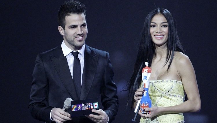 Nicole Scherzinger y Cesc Fábregas en los premios Brit 2012