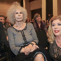 La Duquesa de Alba y María Jiménez en un desfile benéfico