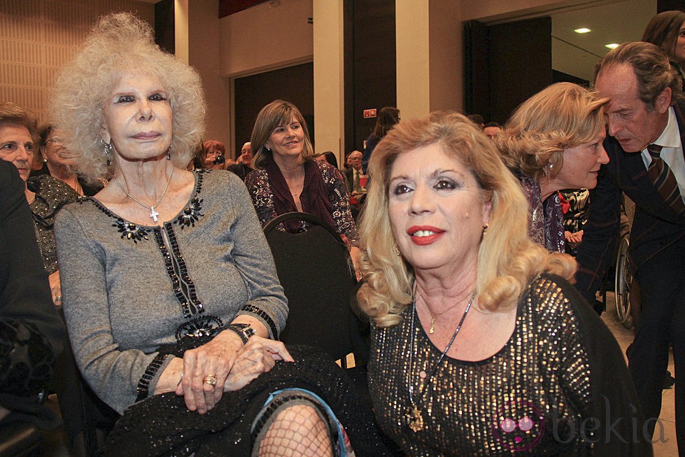 La Duquesa de Alba y María Jiménez en un desfile benéfico