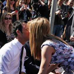 Jennifer Aniston besa a su novio Justin Theroux