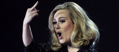 La 'peineta' de Adele en los premios Brit 2012