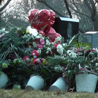 Tumba de Whitney Houston cubierta por completo de flores