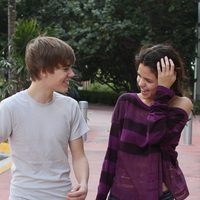 Justin Bieber y Selena Gomez muy sonrientes dando un paseo