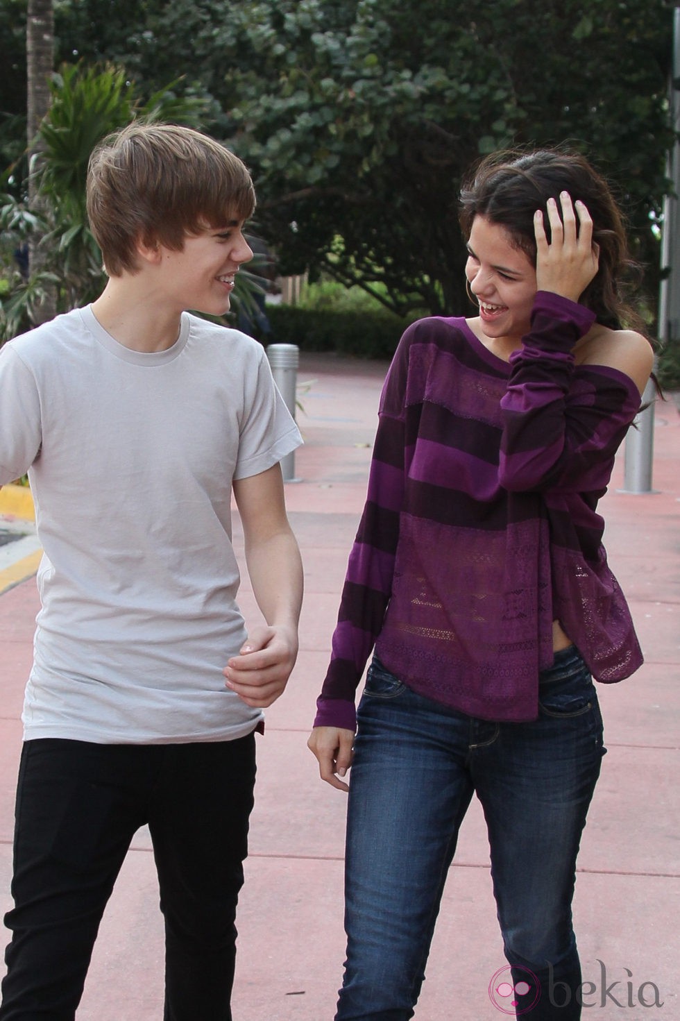 Justin Bieber y Selena Gomez muy sonrientes dando un paseo