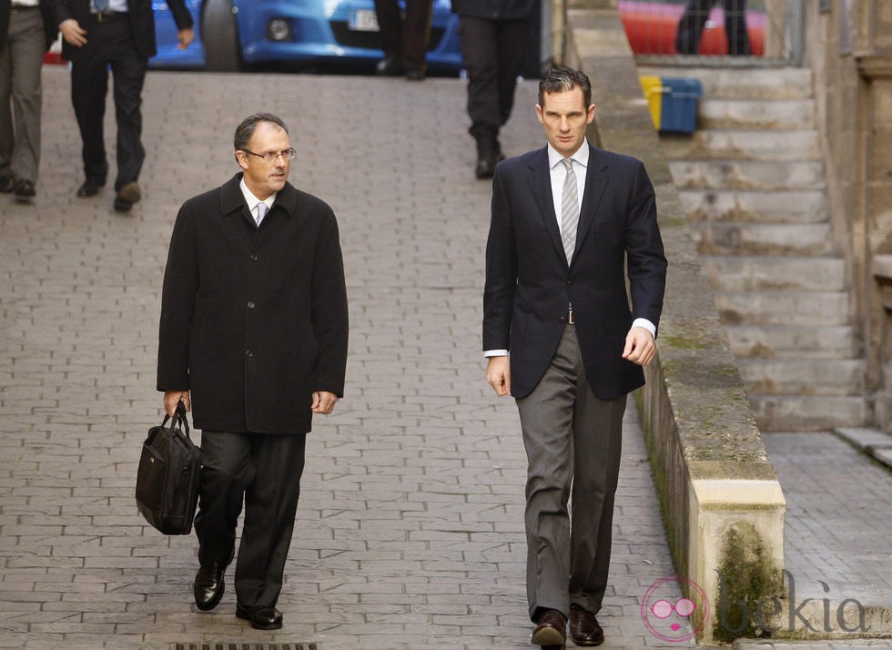 Iñaki Urdangarín entra caminando al juzgado junto a Mario Pascual Vives