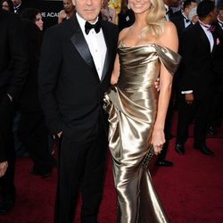 George Clooney y Stacy Keibler en la alfombra roja de los Oscar 2012