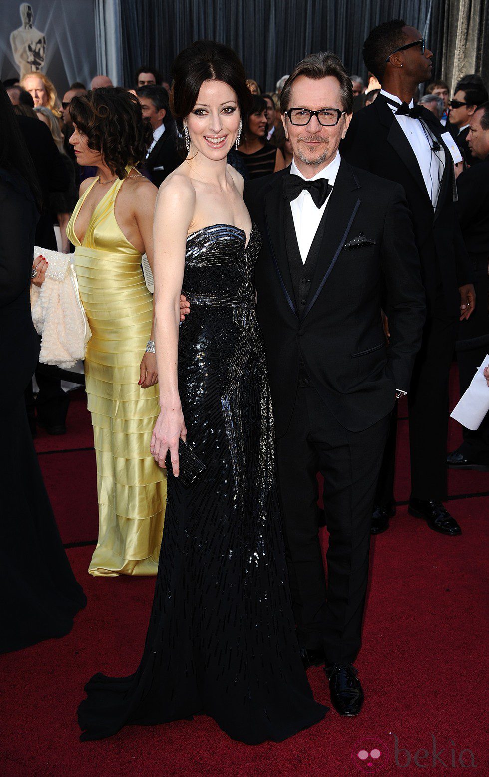 Gary Oldman y Alexandra Edenborough en la alfombra roja de los Oscar 2012