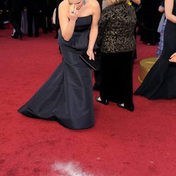 Tina Fey rezando en la alfombra roja de los Oscar 2012