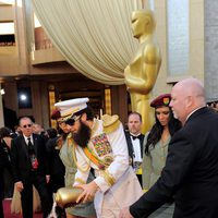 Sacha Baron Cohen esparciendo cenizas en la alfombra roja de los Oscar 2012