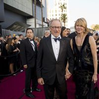 Steven Spielberg y su mujer Kate Capshaw en la alfombra roja de los Oscar 2012