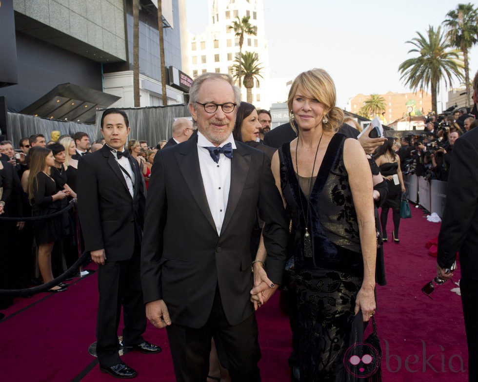 Steven Spielberg y su mujer Kate Capshaw en la alfombra roja de los Oscar 2012