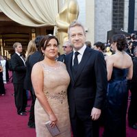 Kenneth Branagh con su mujer Lindsay Brunnock en la alfombra roja de los Oscar 2012